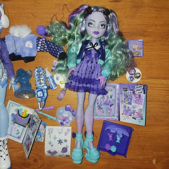 Monster High Fearbook Dolls Abbey and Twyla - Picture 3 of 3